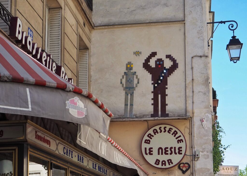 Balade Street-art & Space Invaders à Saint-Germain des Prés - Un Space Invader à scanner avec FlashInvaders