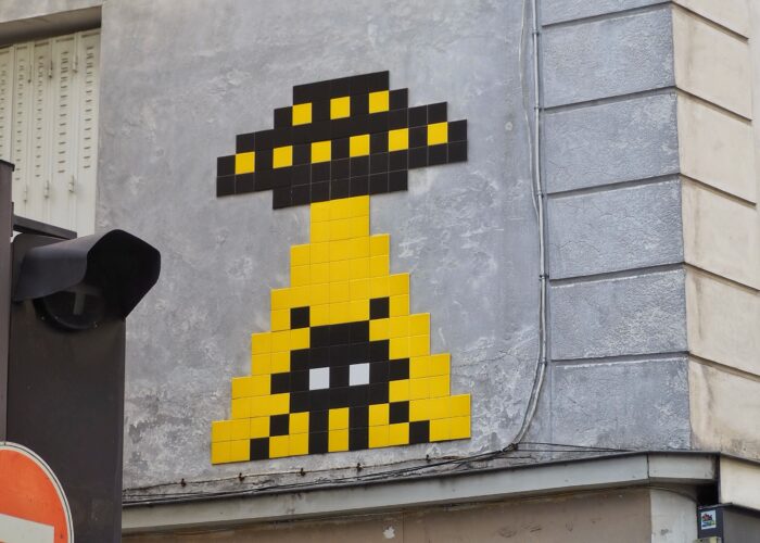 Balade Street-art & Space Invaders autour du Carreau du Temple - Un Space Invader à scanner avec FlashInvaders