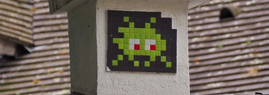 Balade Street-art & Space Invaders à Montmartre - Un Space Invader à scanner avec FlashInvaders