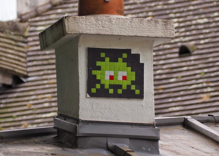 Balade Street-art & Space Invaders à Montmartre - Un Space Invader à scanner avec FlashInvaders