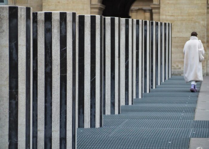 Balade Street-art & Space Invaders autour du Palais Royal - Les Colonnes de Buren, un incontournable du quartier