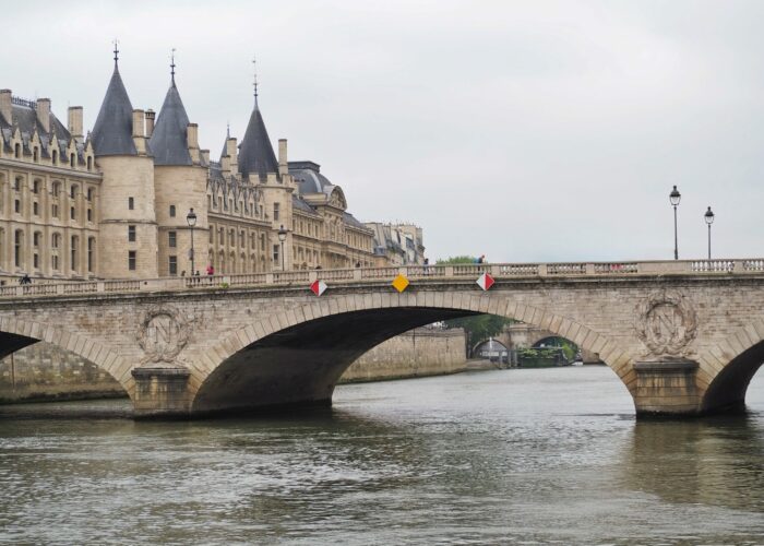 Balade Street-art & Space Invaders sur les quais et îles de la Seine - Le Pont au Change et la Conciergerie