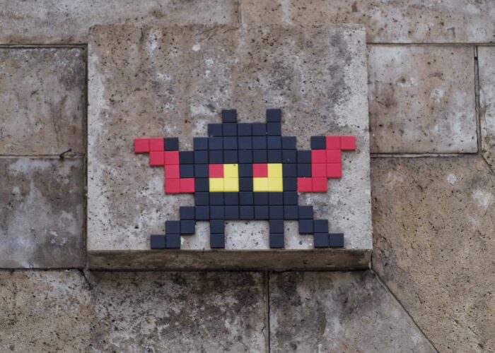 Balade Street-art & Space Invaders sur les quais et îles de la Seine - Un Space Invader à scanner avec FlashInvaders