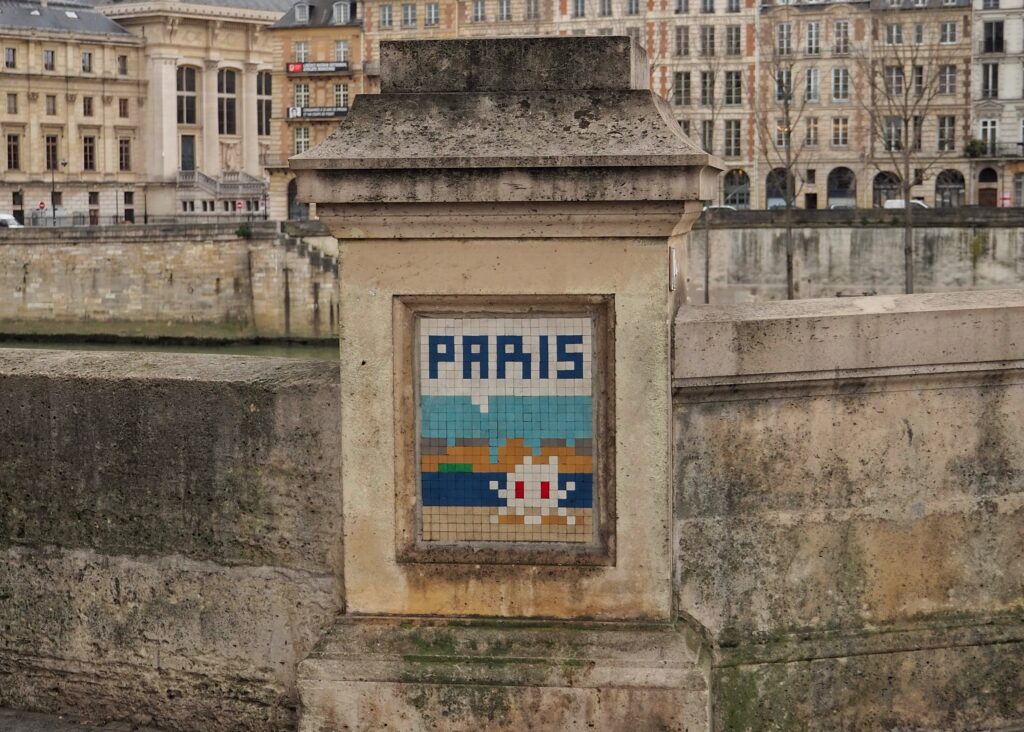 Balade Street-art & Space Invaders sur les quais et îles de la Seine - Un Space Invader à scanner avec FlashInvaders