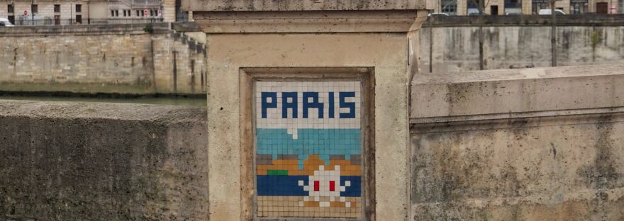 Balade Street-art & Space Invaders sur les quais et îles de la Seine - Un Space Invader à scanner avec FlashInvaders