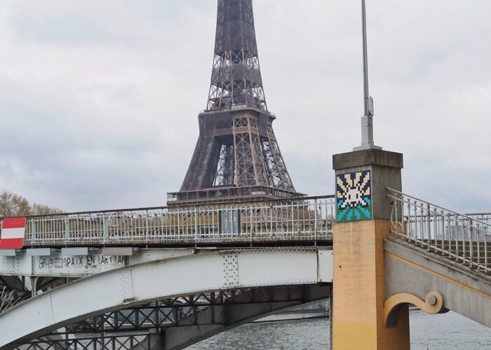 Balade Street-art & Space Invaders autour de la Tour Eiffel - Un Space Invader à scanner avec FlashInvaders