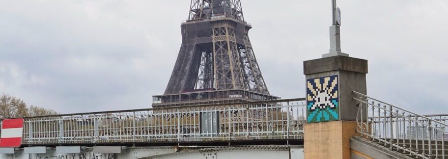 Balade Street-art & Space Invaders autour de la Tour Eiffel - Un Space Invader à scanner avec FlashInvaders