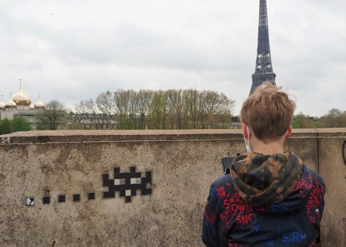 Balade Street-art & Space Invaders autour de la Tour Eiffel - Un Space Invader à scanner avec FlashInvaders