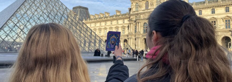 Un jeu de quête et de bluff pour faire découvrir le Louvre aux adolescents.