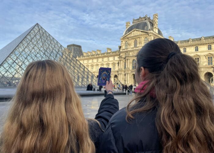 Un jeu de quête et de bluff pour faire découvrir le Louvre aux adolescents.